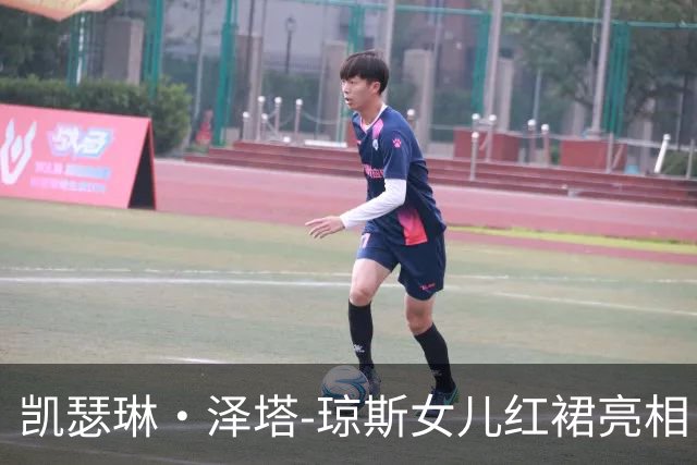 凯瑟琳·泽塔-琼斯女儿红裙亮相，23岁已登百老汇舞台